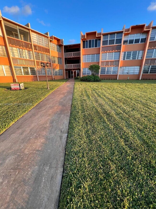 Building Photo - 1591 NE Miami Gardens Dr