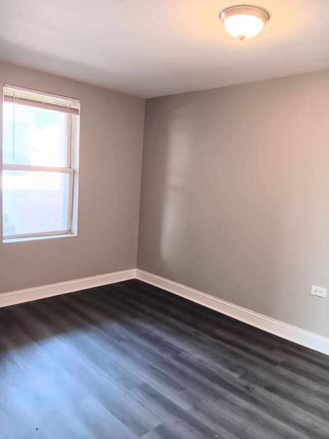 Building Photo - Gorgeous 4 bed, 2 bath located in the Heart of East Chicago