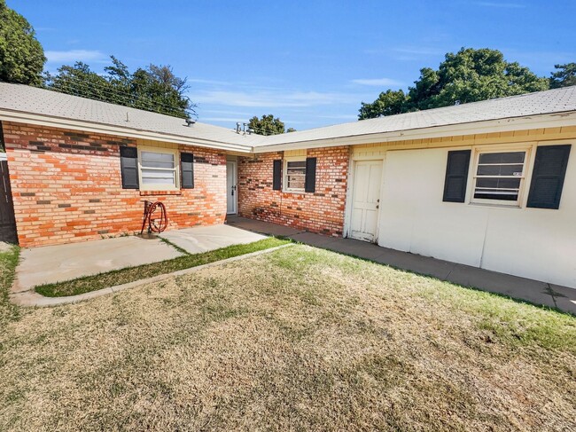 Building Photo - Cozy three bedroom home