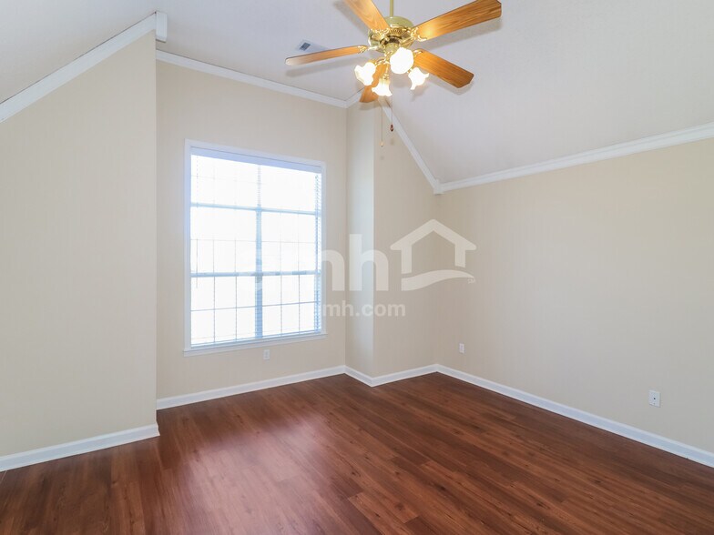Building Photo - 9997 Woodland Grove Dr