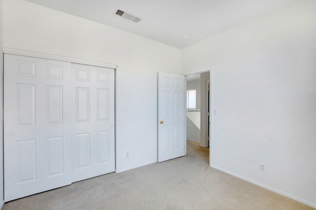 Building Photo - Beautiful 4-Bedroom Home in Gated Summerli...