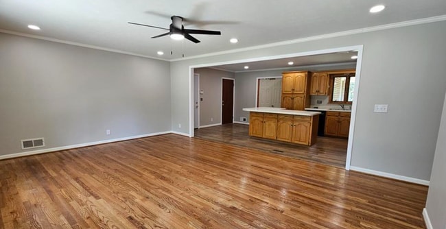 Building Photo - Gorgeous home located in Saks!
