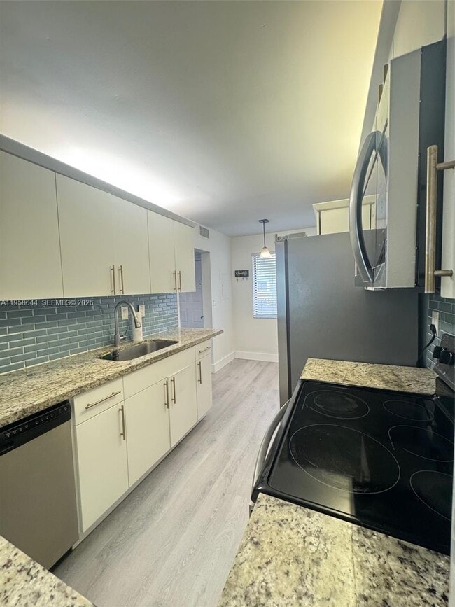 Building Photo - 163 Lakeview Dr