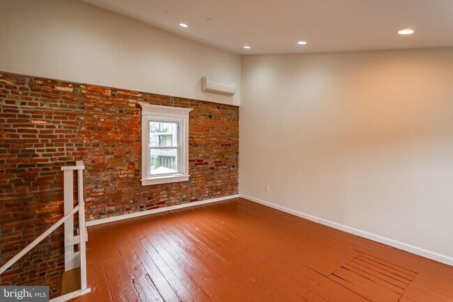 Building Photo - 211 W Stiles St