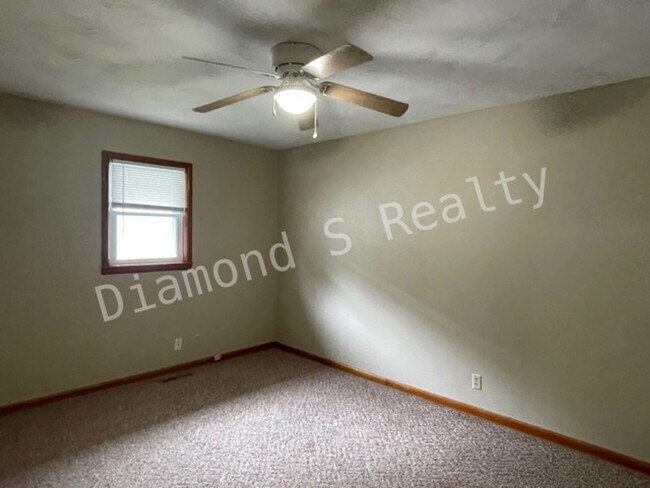 Building Photo - Adorable 2 Bedroom Available Now!