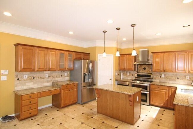 Building Photo - 565 Midhurst Pl