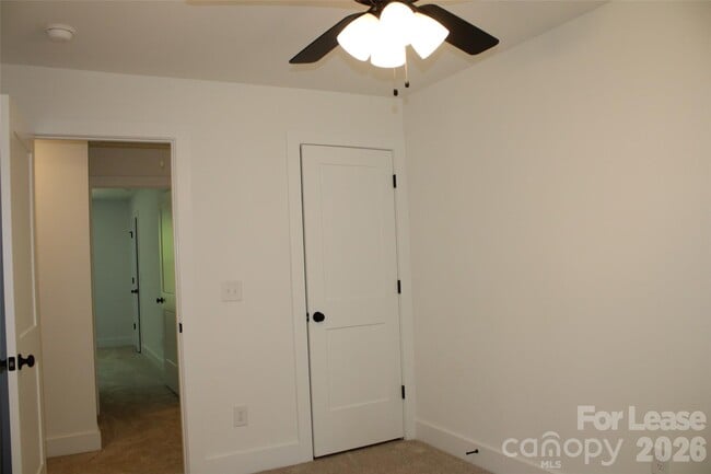 Building Photo - 562 W Park Ave