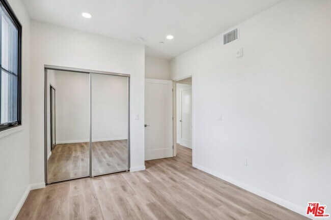 Building Photo - 951 S Wilton Pl