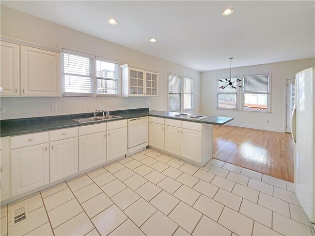 Building Photo - 136 Crumley St SE