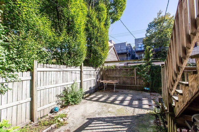 Building Photo - Affordable 2Bed/1bath in Wicker Park!  FREE Laundry!  FREE Internet!  Huge Private Deck!