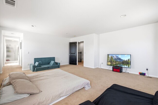 Building Photo - 4 bedrooms / 3 bathroom OPEN floor plan HOUSE for rent in LANCASTER