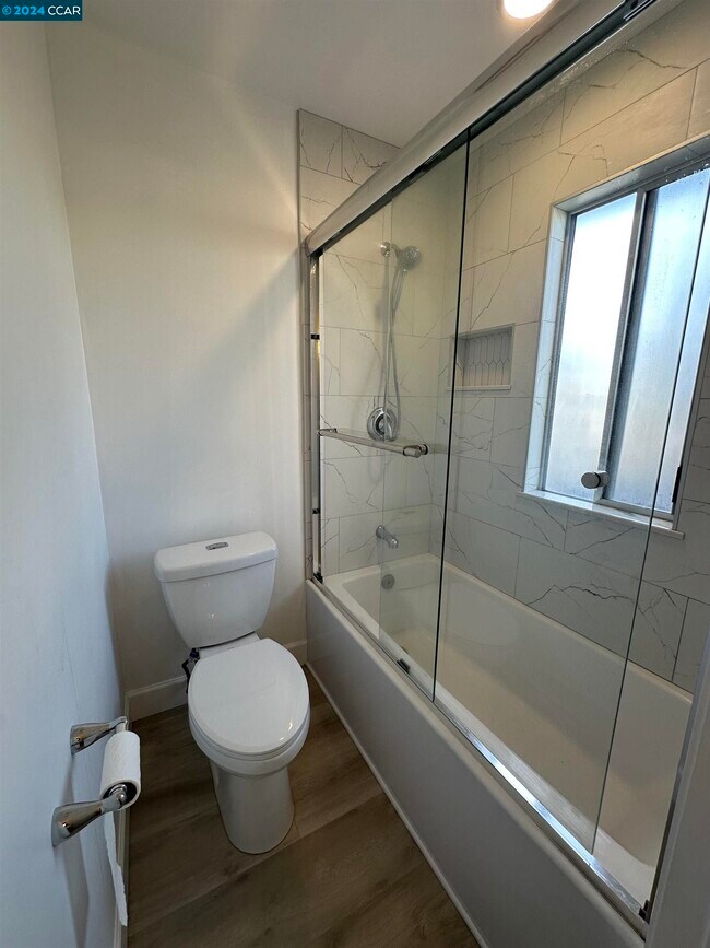 Building Photo - 1700 Siskiyou Dr