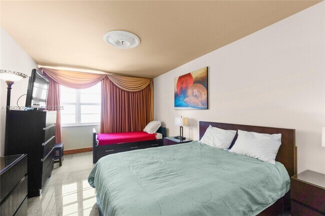 Building Photo - 100 Lincoln Rd