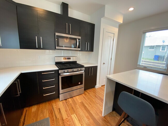 Building Photo - Room in Single Family Home on Heck St