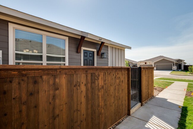 Building Photo - GORGEOUS 3 BEDROOM FOUR PLEX LOCATED IN MI...