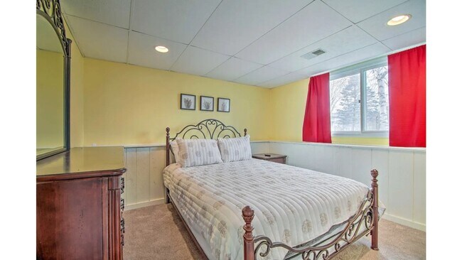 Building Photo - Beautiful Home at Silver Lake