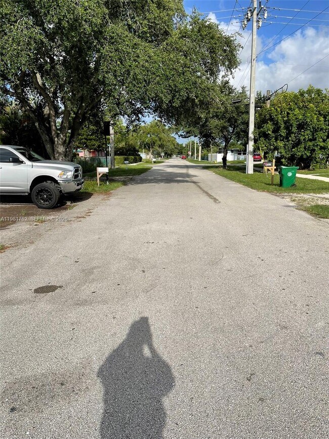 Building Photo - 5751 SW 38th Ct