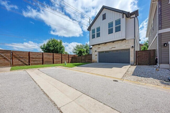 Building Photo - 10201 Cienega Cove
