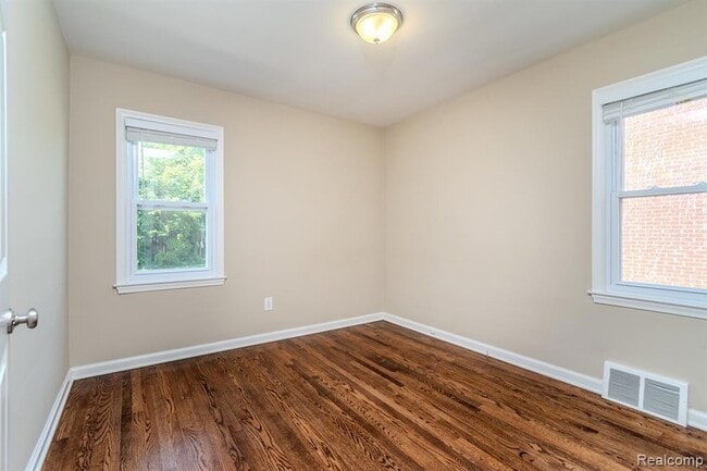 Building Photo - 4355 Elmwood Ave