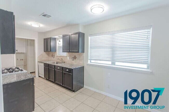 Building Photo - Charming 3-Bedroom Home in Moore with Spac...