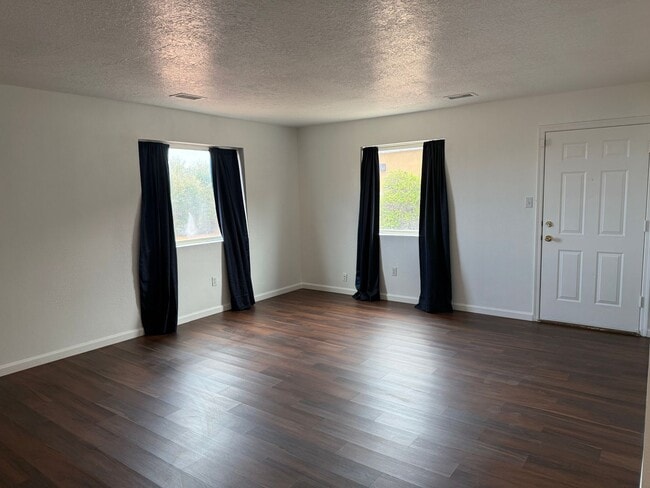 Building Photo - 3 Bed 2.5 Bath Paradise Heights