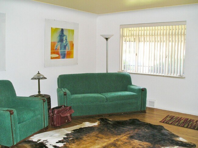 Building Photo - Beautiful 3 bed 2 bath home in Denver Available Mid September