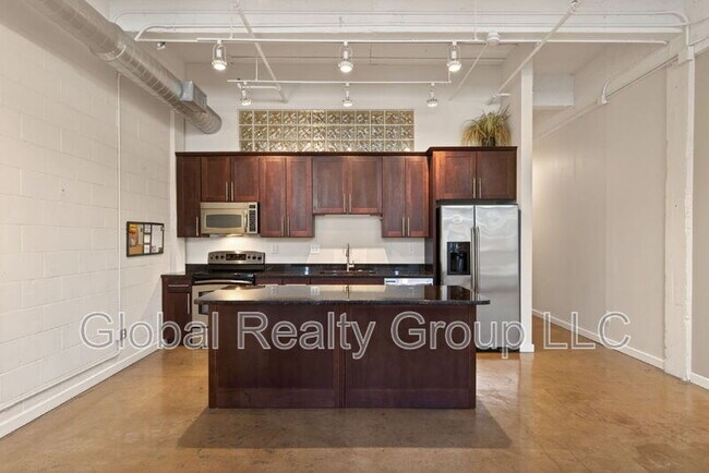 Building Photo - 1339 S Flores St