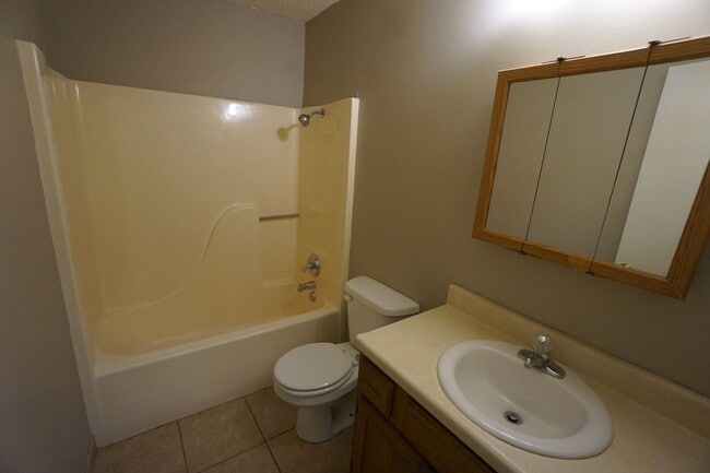 Building Photo - 3 Bed 2 Bath 1 Car Garage with Yard Care Included, Refrigerator Provided.