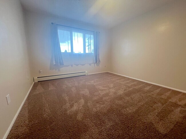Building Photo - Extra Large 2 bedroom 1.5 Bath Centrally L...