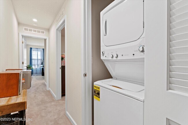 Building Photo - 5893 Creekside Crossing Dr