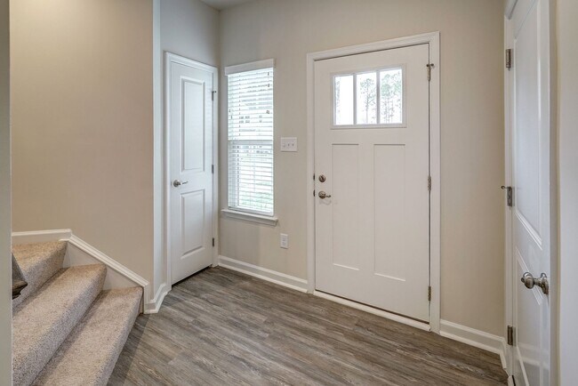 Building Photo - Wonderful townhome