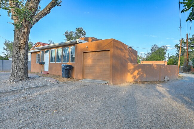 Building Photo - 618 Sycamore St NE