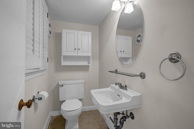 Building Photo - 8905 Valley Forge Dr