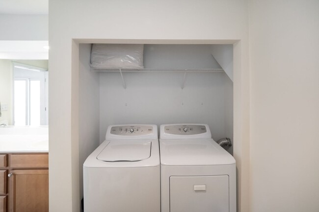 Building Photo - Immaculate 3 bedroom 2 bath bungalow at Oc...