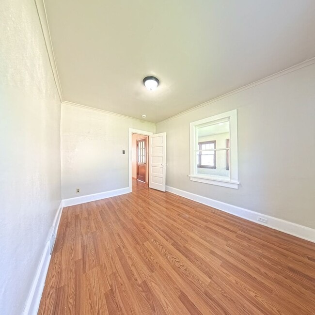 Building Photo - 2 Bedroom 2 Bathroom Home Available