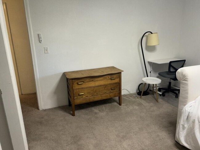 Building Photo - 2215 Poplar Dr