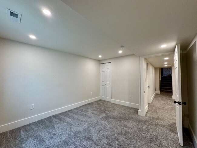 Building Photo - Welcome to your new home in the heart of T...