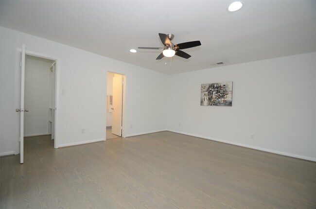 Building Photo - 5524 Beverly Hill St