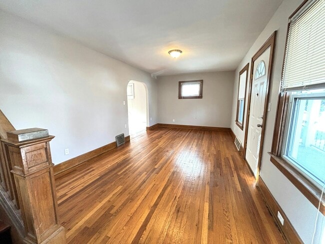 Building Photo - 536 E Jarvis Ave