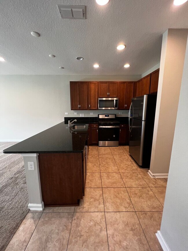 Building Photo - 3/2.5 Townhome in Holly Forest!