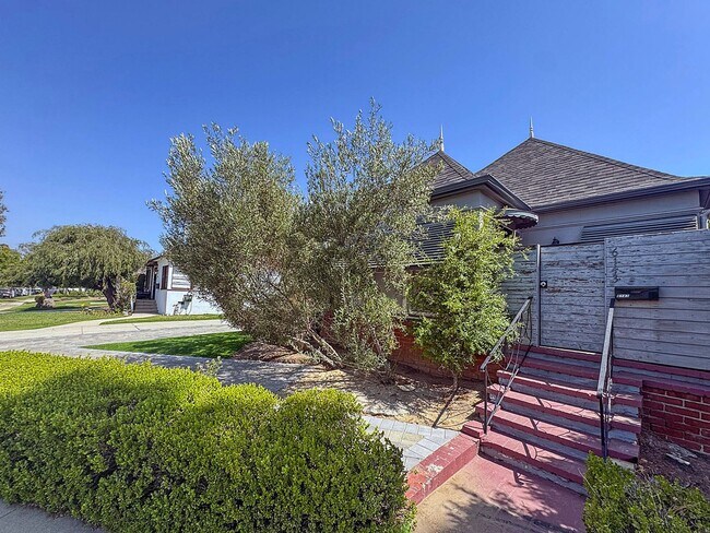 Building Photo - Olympic Duplex