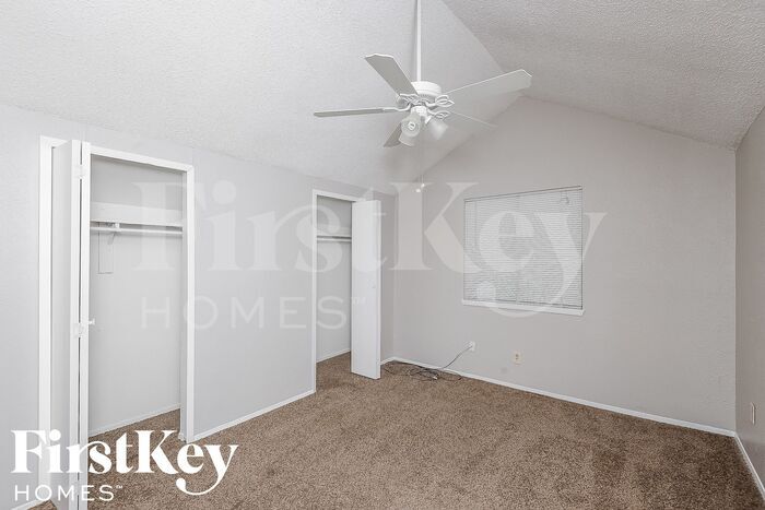 Building Photo - 2113 Deerfield Dr