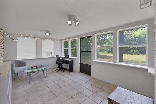 Building Photo - 1429 W Water St