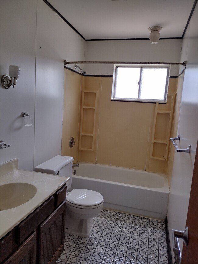 Main floor bathroom - 21164 Woodward St