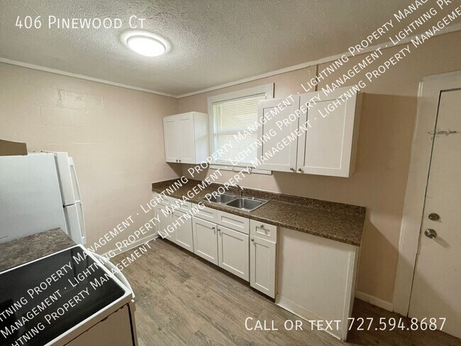 Building Photo - 406 Pinewood Ct