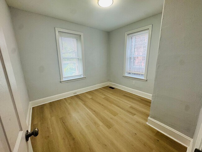 Building Photo - Remodeled 3bd/1 House with Rear yard!! SEC...
