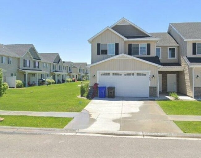 Primary Photo - Beautiful 3 Bed, 2.5 Bath Townhome in Summ...
