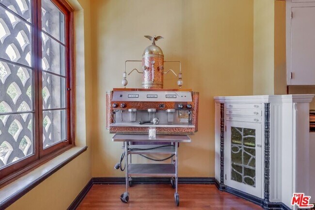 Building Photo - 642 S Bronson Ave