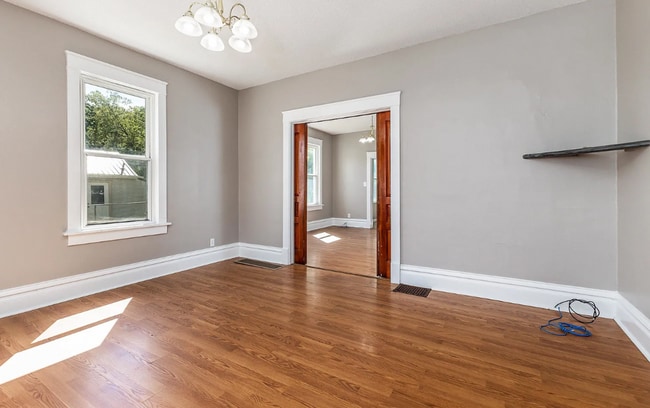 Building Photo - Charming 3-bedroom 1-bathroom single family house rental with a fenced in yard