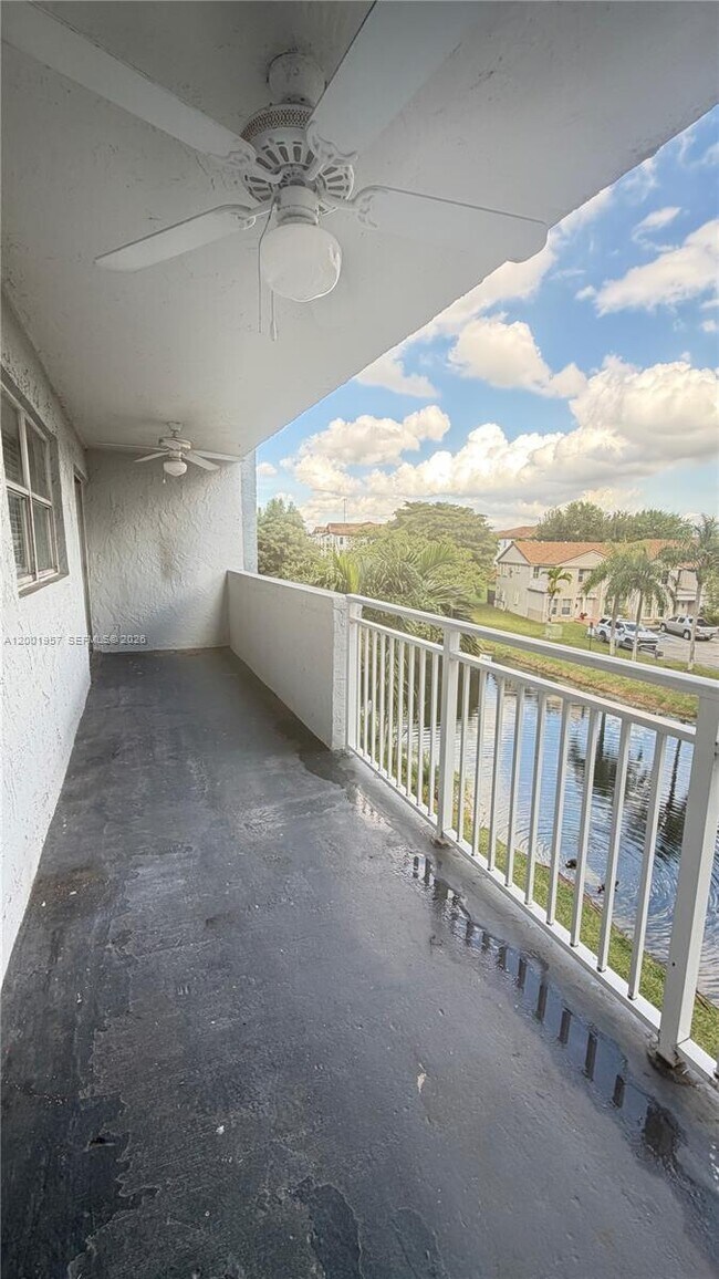 Building Photo - 9375 Fontainebleau Blvd